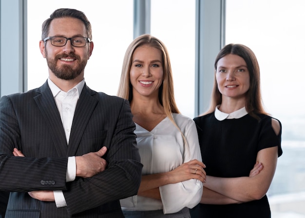 Personnes souriantes à coup moyen posant ensemble