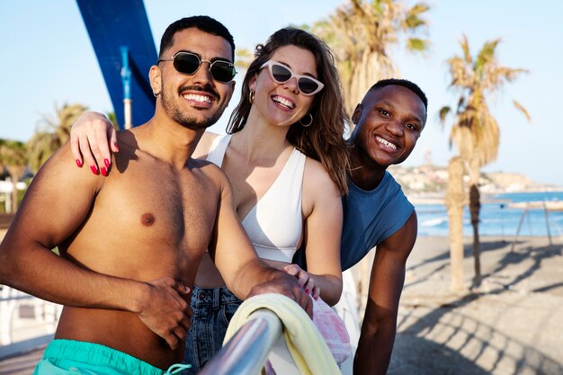 Personnes souriantes à coup moyen posant ensemble