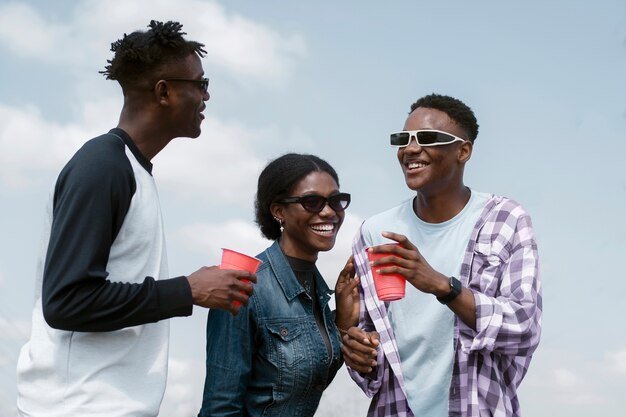 Personnes souriantes à coup moyen s'amusant