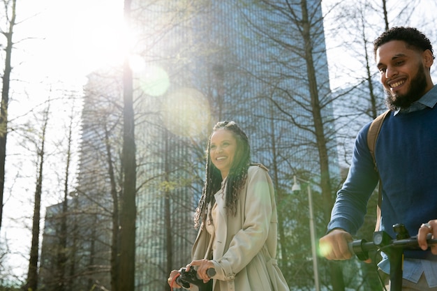 Personnes souriantes à coup moyen avec des scooters électriques