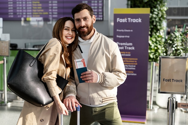 Personnes souriantes à coup moyen voyageant