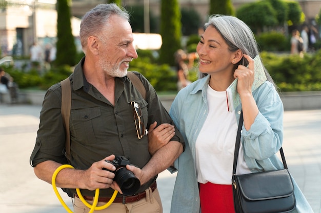 Photo gratuite personnes souriantes à plan moyen avec caméra