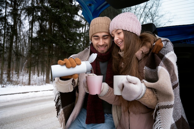 Photo gratuite personnes souriantes à plan moyen avec du café