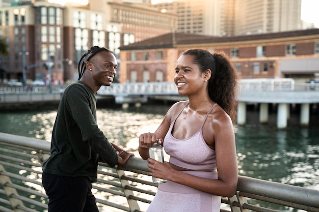 Personnes souriantes à plan moyen à l'extérieur