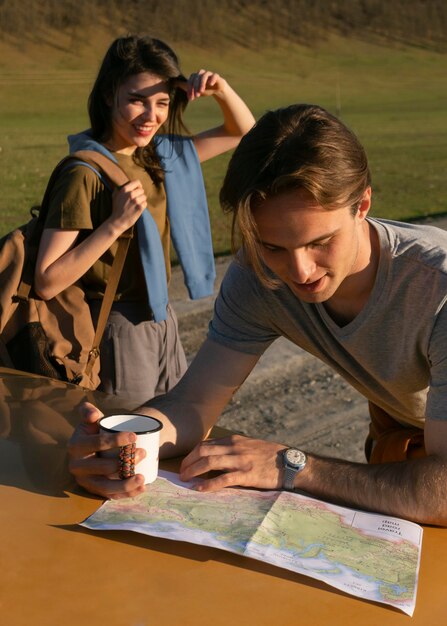 Personnes souriantes à plan moyen à l'extérieur