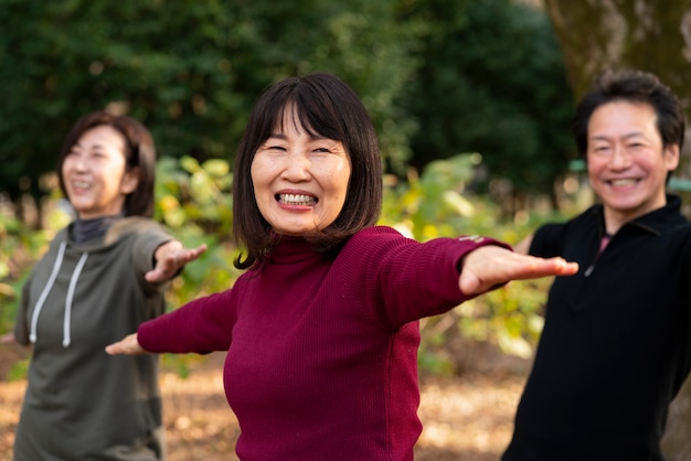 Personnes souriantes à plan moyen à l'extérieur