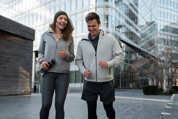 Personnes souriantes à plan moyen à l'extérieur