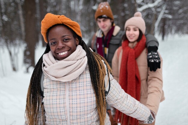 Personnes souriantes à plan moyen à l'extérieur