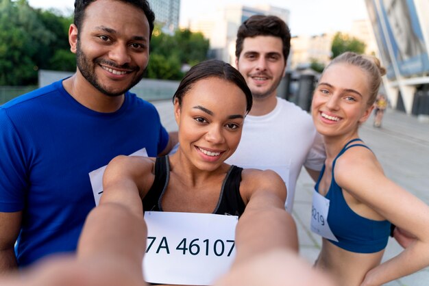 Personnes souriantes à plan moyen prenant un selfie