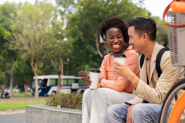 Personnes souriantes à plan moyen avec des tasses à café