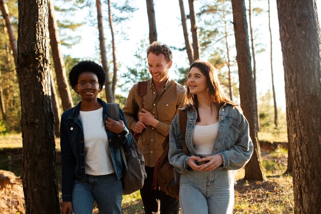 Personnes souriantes de plan moyen voyageant