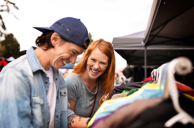 Personnes souriantes regardant la vue latérale des vêtements