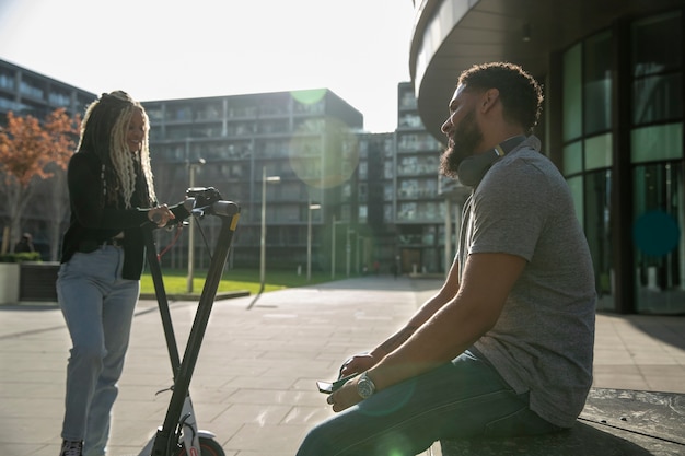 Personnes souriantes avec des scooters électriques