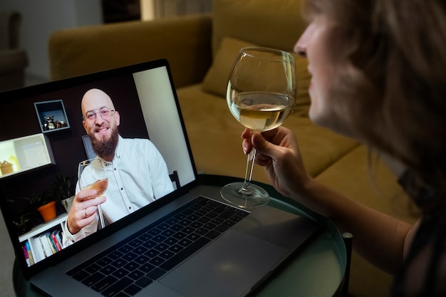 Photo gratuite personnes souriantes sur la vue latérale de la date virtuelle