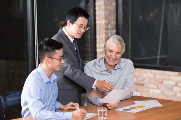 personnes statistiques collègue de marketing positif