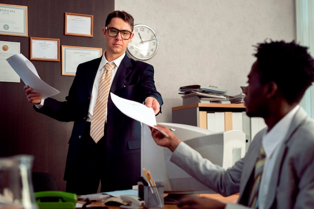 Photo gratuite personnes de style vintage travaillant dans un bureau avec des ordinateurs