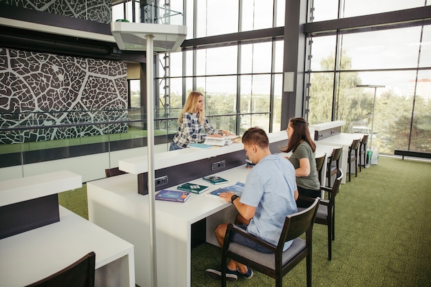 Personnes à table dans la bibliothèque