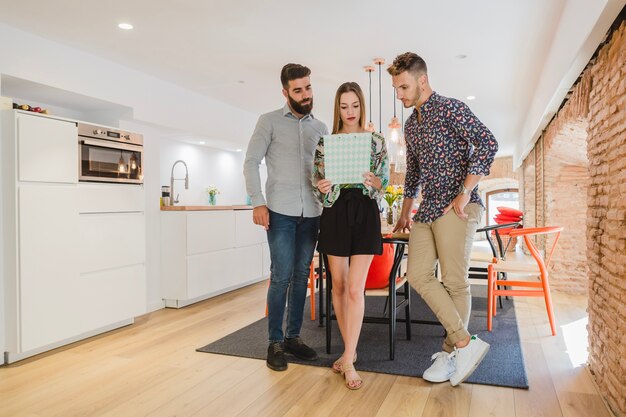 Personnes avec tablette en papier au bureau