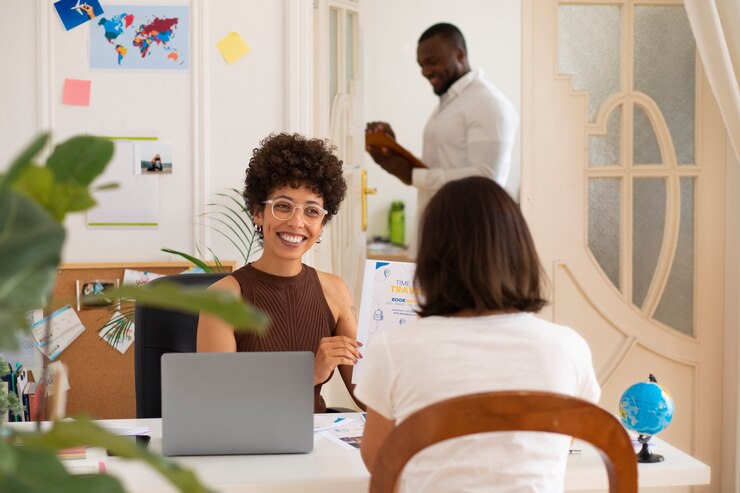 Photo gratuit personnes de taille moyenne dans le bureau d'une agence de voyages