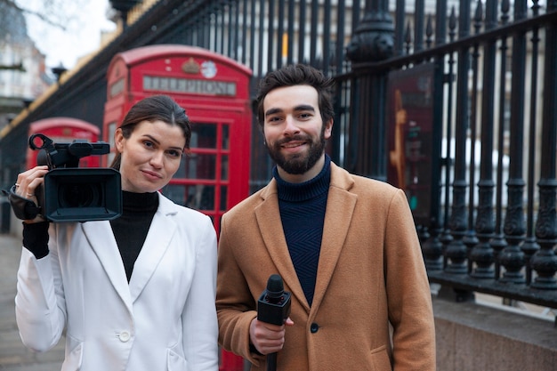 Personnes de taille moyenne travaillant comme journalistes