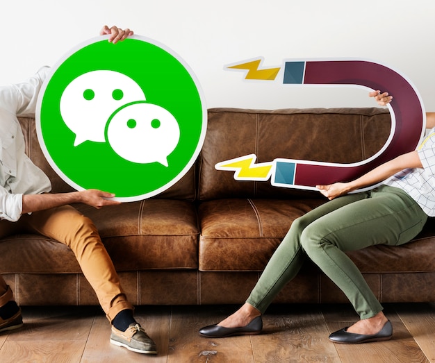 Personnes tenant une icône WeChat