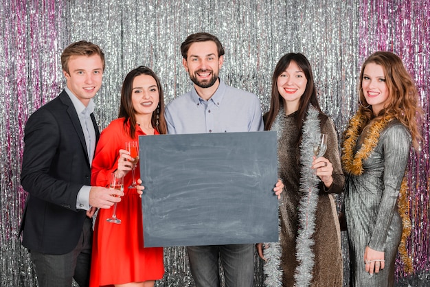 Personnes en tenue de fête tenant des flûtes à champagne