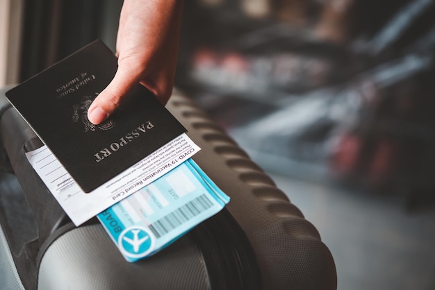 Personnes titulaires d'un passeport et d'une carte de vaccination contre le coronavirus, carte pour voyager avec des bagages pour le voyage. le covid-19 dans le monde