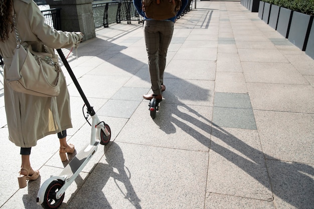 Personnes avec transport électrique en ville