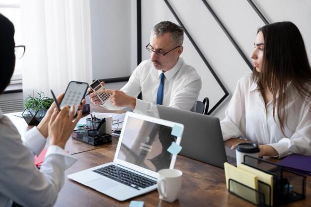 Personnes travaillant au bureau vue latérale