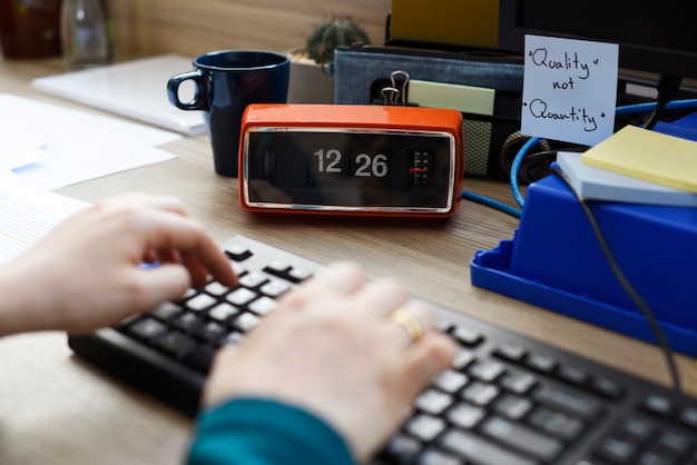 Personnes travaillant au bureau