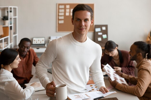 Personnes travaillant dans un bureau élégant et confortable