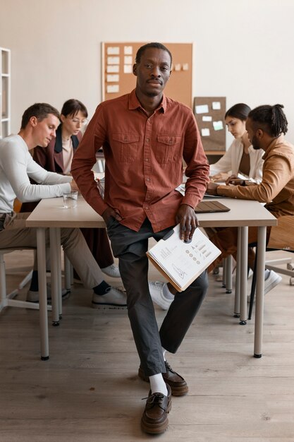 Personnes travaillant dans un bureau élégant et confortable