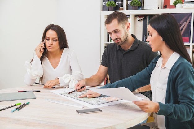 Personnes travaillant dans le bureau