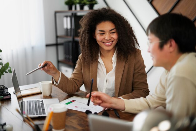 Personnes travaillant dans des bureaux élégants et confortables