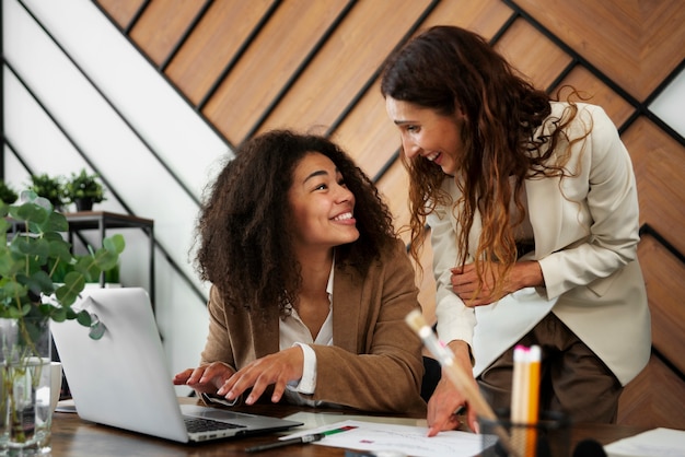 Personnes travaillant dans des bureaux élégants et confortables