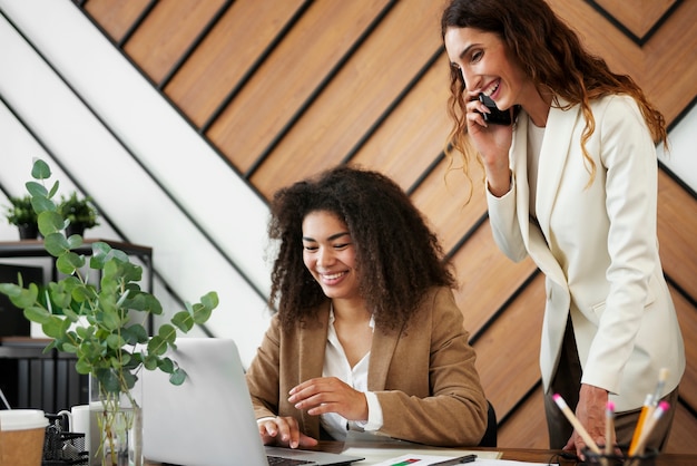 Personnes travaillant dans des bureaux élégants et confortables