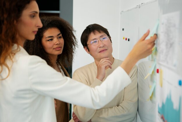 Personnes travaillant dans des bureaux élégants et confortables