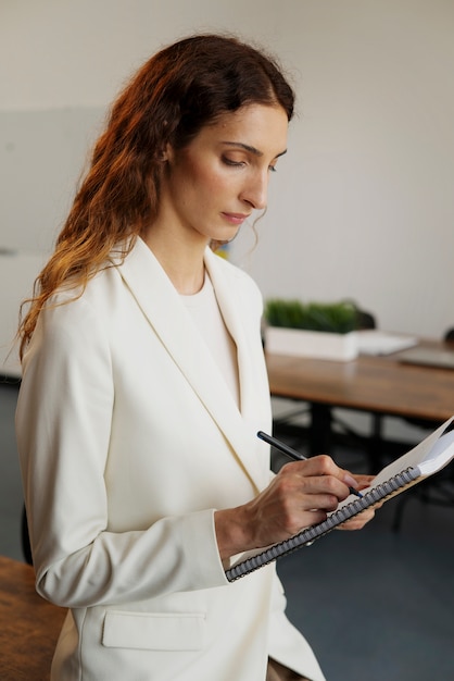 Personnes travaillant dans des bureaux élégants et confortables