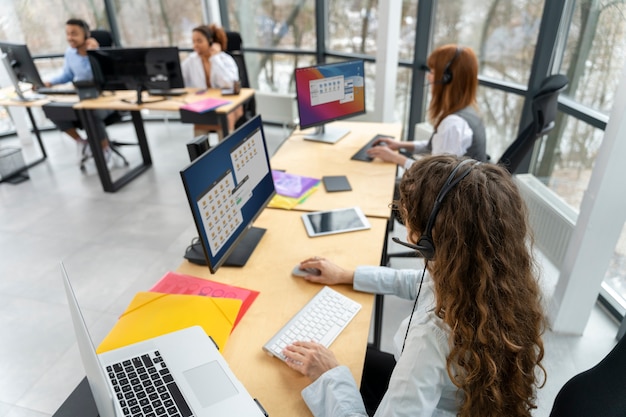 Personnes travaillant dans un centre d'appels