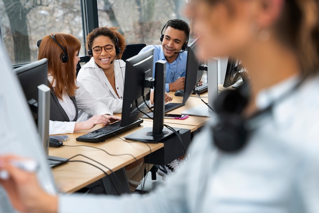 Photo gratuite personnes travaillant dans un centre d'appels