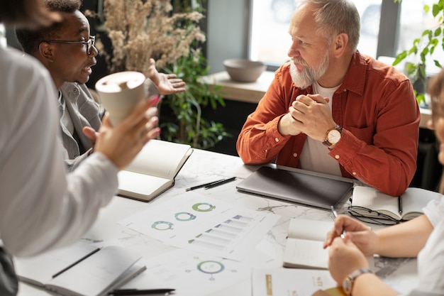 Les personnes travaillant dans leur bureau