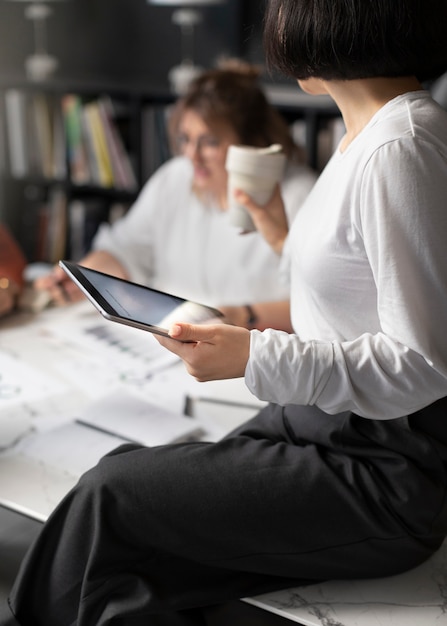 Les personnes travaillant dans leur bureau