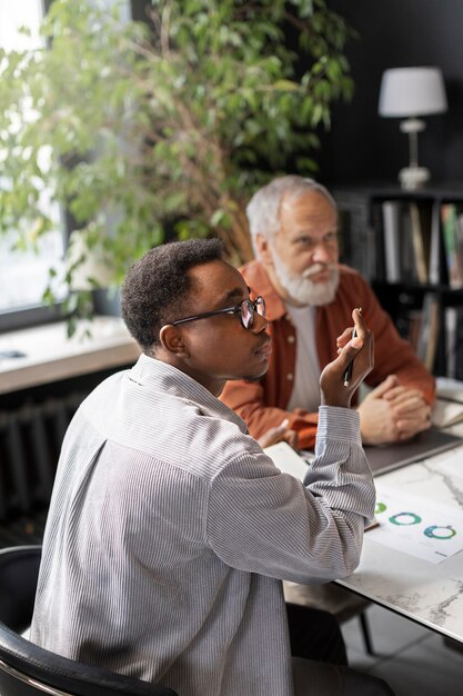 Les personnes travaillant dans leur bureau