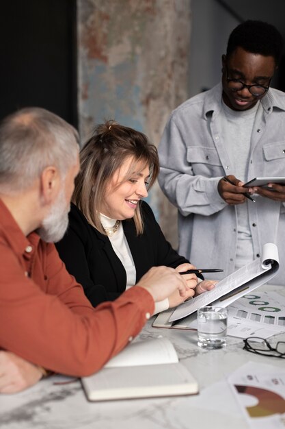 Les personnes travaillant dans leur bureau