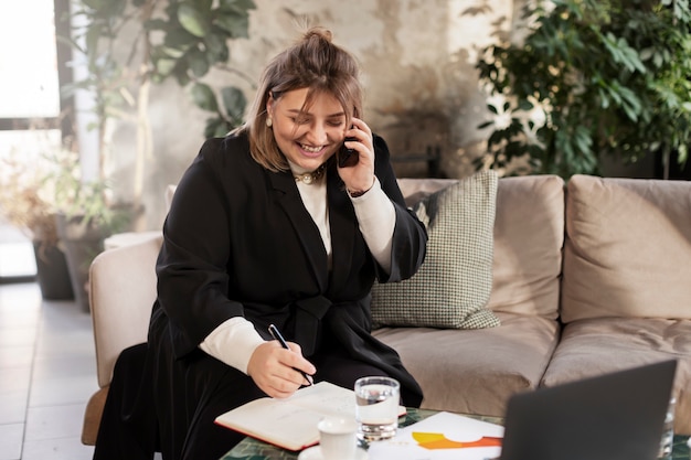 Les personnes travaillant dans leur bureau