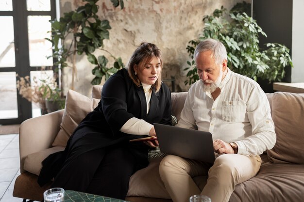 Les personnes travaillant dans leur bureau