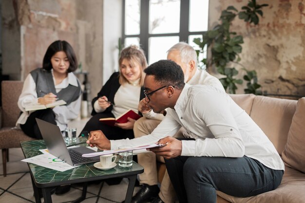 Photo gratuite les personnes travaillant dans leur bureau