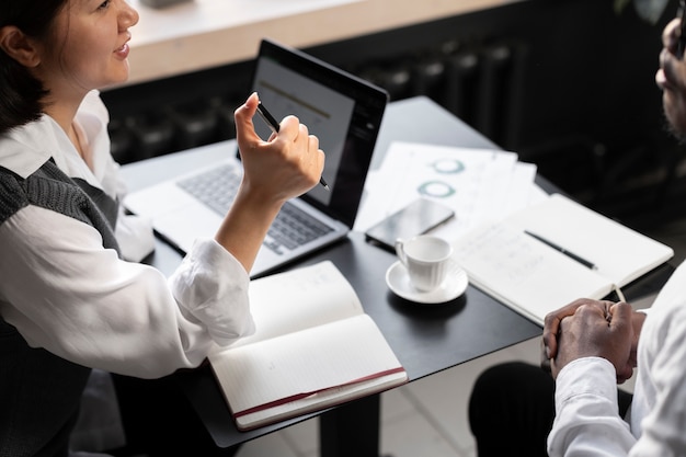 Les personnes travaillant dans leur bureau