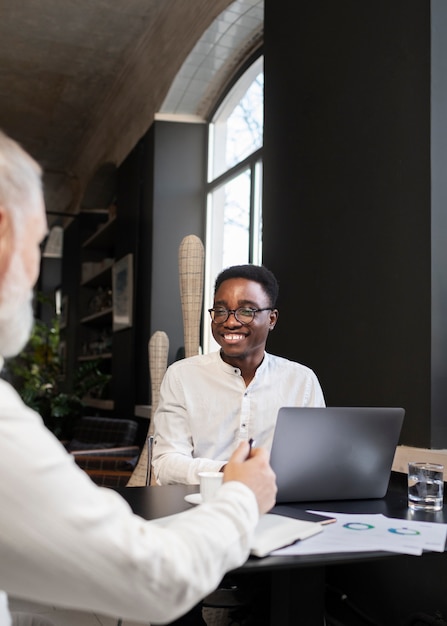 Photo gratuite les personnes travaillant dans leur bureau