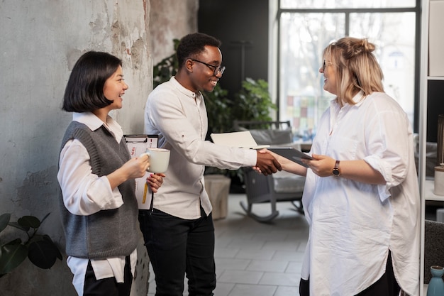 Les personnes travaillant dans leur bureau